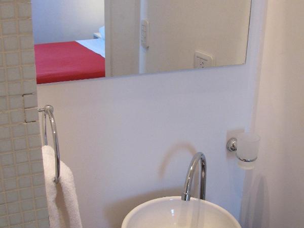 06 Soho Suites : photo 6 de la chambre chambre double ou lits jumeaux avec salle de bains