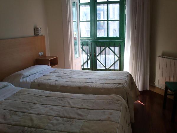 Roquefer Bilbao Central Rooms : photo 4 de la chambre chambre double ou lits jumeaux avec salle de bains commune