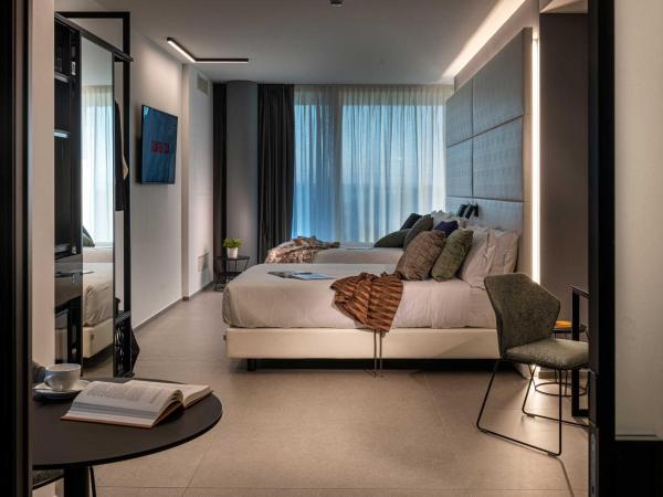 J44 Lifestyle Hotel : photo 1 de la chambre chambre avec 2 grands lits queen-size