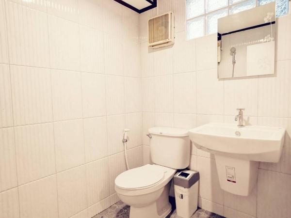 TAVEE Guesthouse : photo 1 de la chambre chambre double climatisée avec salle de bains privative