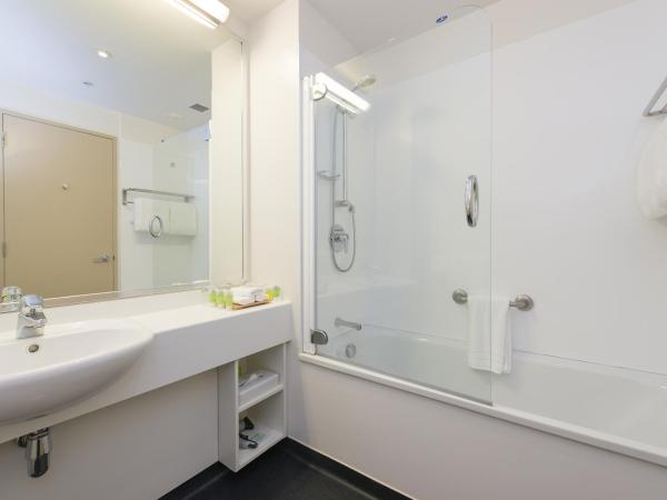 Scenic Hotel Dunedin City : photo 5 de la chambre hébergement supérieur lits jumeaux avec 2 lits queen-size