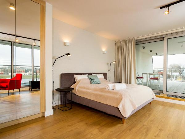 Cracow Riverside Aparthotel : photo 10 de la chambre penthouse panoramique avec terrasse - vue sur rivière