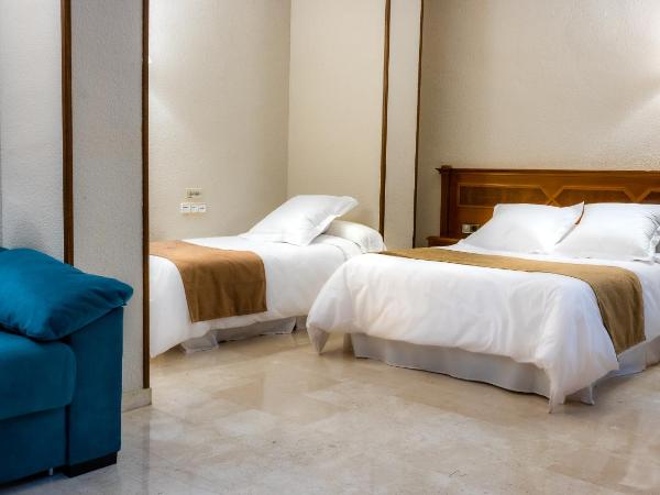 Hotel Reina Cristina : photo 2 de la chambre chambre triple