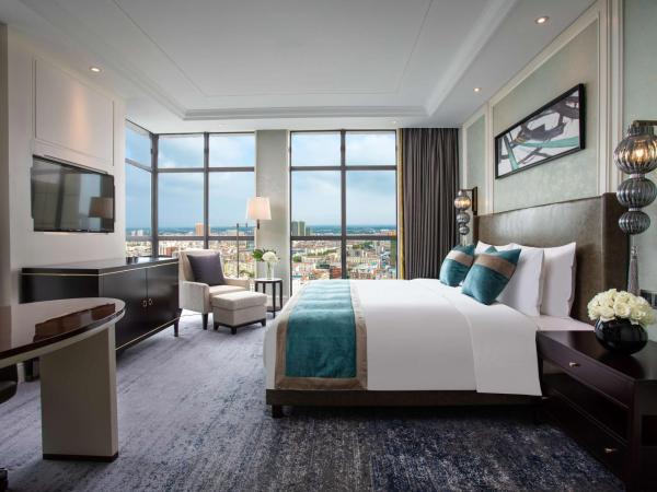 Ramada Plaza by Wyndham Wuhan Huangpi : photo 1 de la chambre premium room with 1 king bed, non-smoking nk3