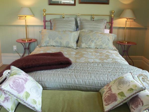 Lilac Rose Boutique Bed and Breakfast : photo 2 de la chambre chambre lit queen-size - vue sur jardin