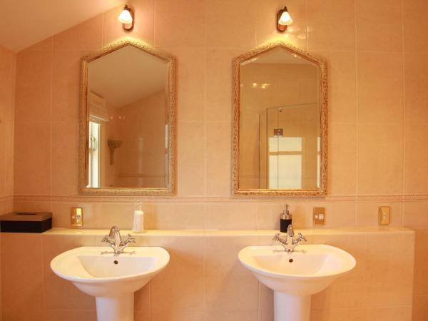 Lilac Rose Boutique Bed and Breakfast : photo 4 de la chambre chambre lit queen-size - vue sur jardin