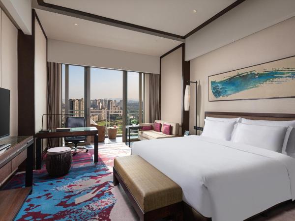 Crowne Plaza Chongqing New North Zone, an IHG Hotel : photo 5 de la chambre premium king room with balcony and golf view