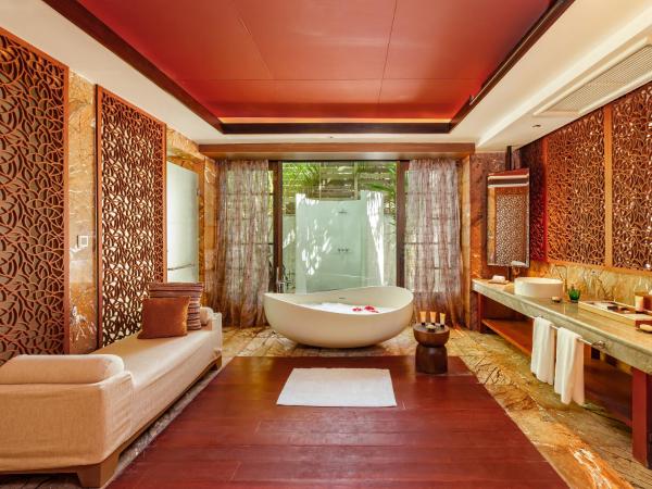 OZEN RESERVE BOLIFUSHI - Luxury All Inclusive : photo 8 de la chambre hébergement sunset réserve côté plage avec piscine - 2 chambres