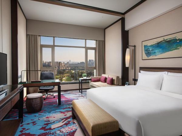Crowne Plaza Chongqing New North Zone, an IHG Hotel : photo 3 de la chambre chambre lit king-size premium avec vue sur golf