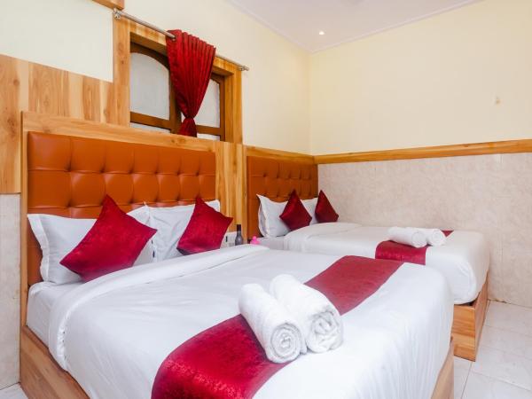 Aman Hotel near CST : photo 1 de la chambre four bed ac
