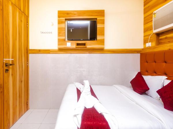Aman Hotel near CST : photo 5 de la chambre five bed ac