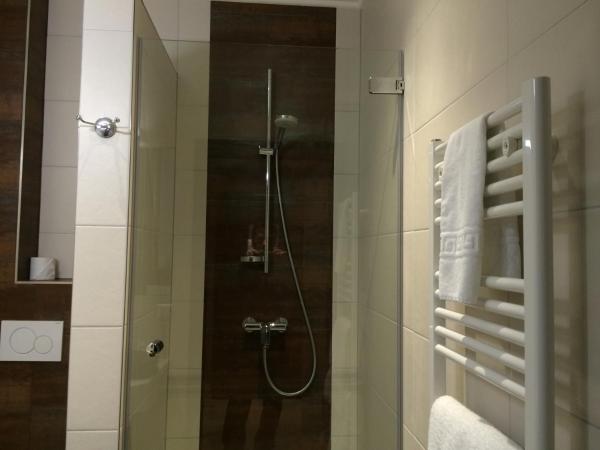 Hotel Pax : photo 9 de la chambre chambre double lit queen-size