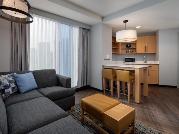 Hyatt Place Boston/Seaport District : photo 7 de la chambre suite 1 chambre lit king-size avec canapé-lit