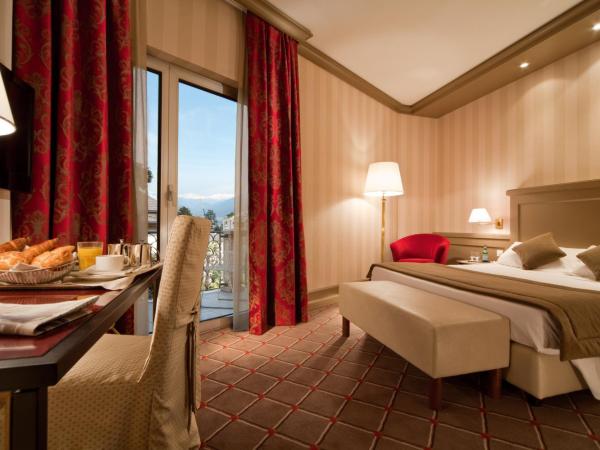 Hotel De La Paix : photo 2 de la chambre chambre double ou lits jumeaux avec balcon - vue sur lac