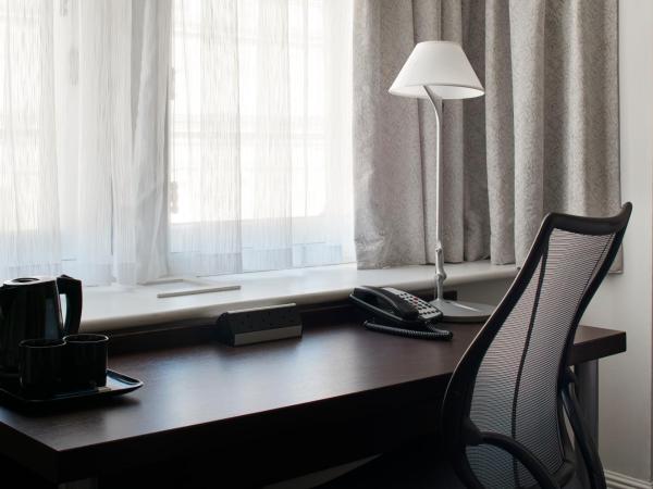 Club Quarters Hotel Trafalgar Square, London : photo 8 de la chambre petite chambre lit queen-size