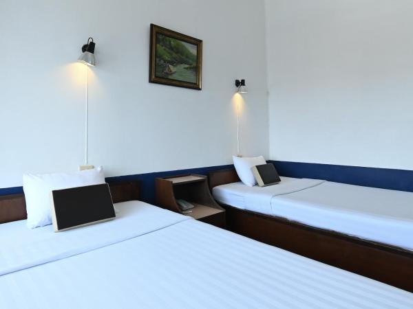 The Krungkasem Srikrung Hotel : photo 6 de la chambre chambre lits jumeaux avec douche 