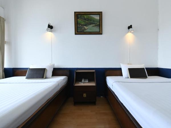 The Krungkasem Srikrung Hotel : photo 3 de la chambre chambre lits jumeaux avec douche 