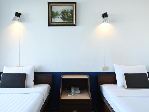 The Krungkasem Srikrung Hotel : photo 4 de la chambre chambre lits jumeaux avec douche 