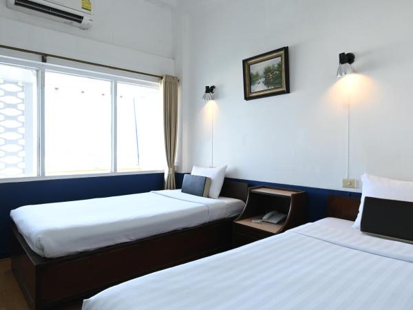 The Krungkasem Srikrung Hotel : photo 8 de la chambre chambre lits jumeaux avec douche 
