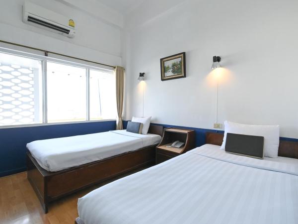 The Krungkasem Srikrung Hotel : photo 9 de la chambre chambre lits jumeaux avec douche 