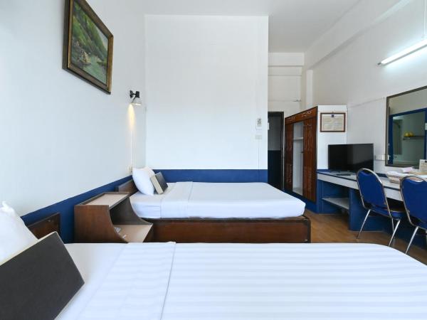 The Krungkasem Srikrung Hotel : photo 7 de la chambre chambre lits jumeaux avec douche 