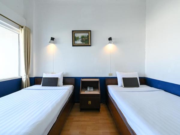 The Krungkasem Srikrung Hotel : photo 1 de la chambre chambre lits jumeaux avec douche 