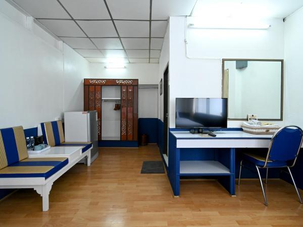 The Krungkasem Srikrung Hotel : photo 5 de la chambre chambre lits jumeaux avec baignoire