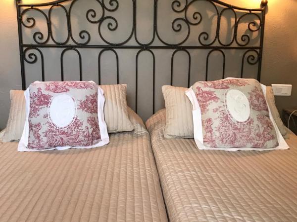 Hôtel Le Manoir : photo 2 de la chambre chambre lits jumeaux avec terrasse