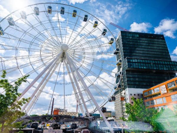 gambino hotel WERKSVIERTEL : photo 2 de la chambre chambre lit queen-size - vue sur grande roue