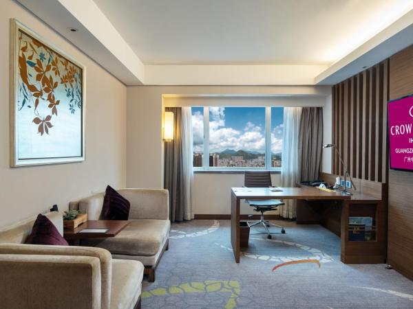 Crowne Plaza Guangzhou City Centre, an IHG Hotel - Free shuttle between hotel and Exhibition Center during Canton Fair & Exhibitor registration Counter : photo 2 de la chambre suite junior lit king-size
