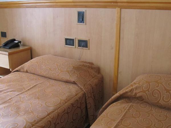 Hotel Pedraza : photo 4 de la chambre chambre quadruple