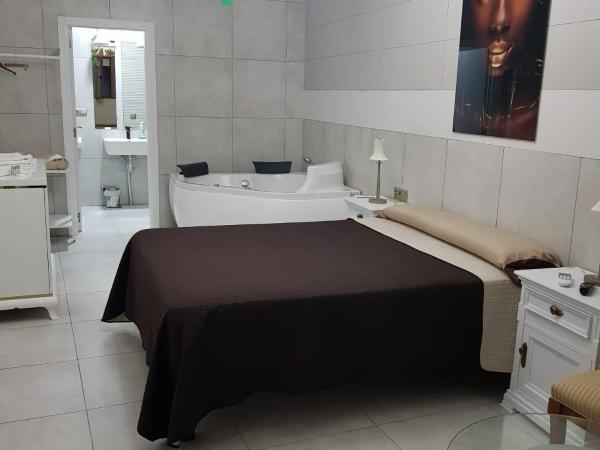 L'Otelet By Sweet : photo 1 de la chambre suite lit queen-size avec baignoire spa