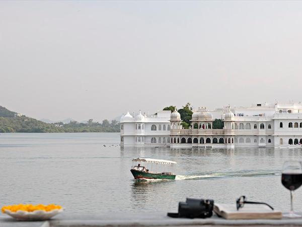Amet Haveli - A Heritage Hotel Udaipur : photo 2 de la chambre suite avec vue sur lac