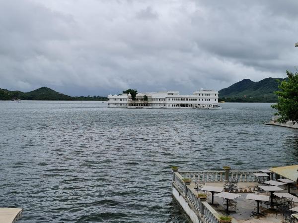 Amet Haveli - A Heritage Hotel Udaipur : photo 8 de la chambre suite avec vue sur lac
