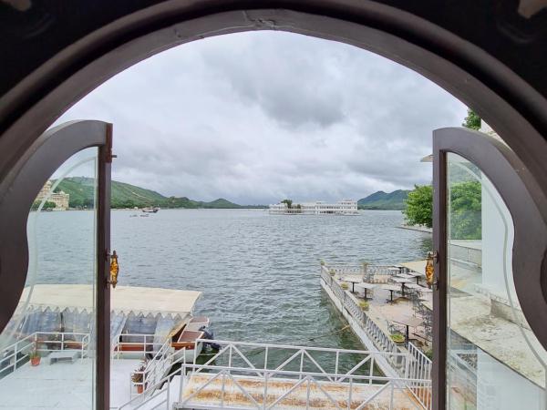 Amet Haveli - A Heritage Hotel Udaipur : photo 10 de la chambre suite avec vue sur lac
