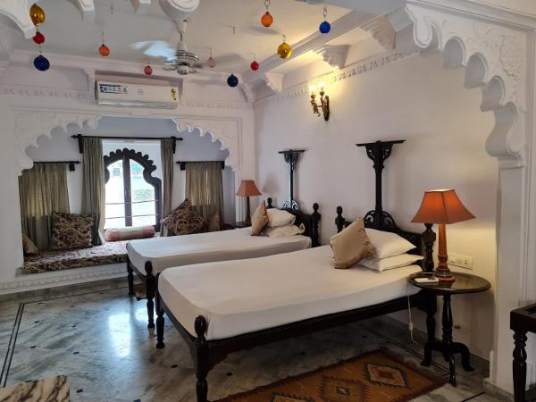 Amet Haveli - A Heritage Hotel Udaipur : photo 2 de la chambre hébergement super deluxe - vue sur lac