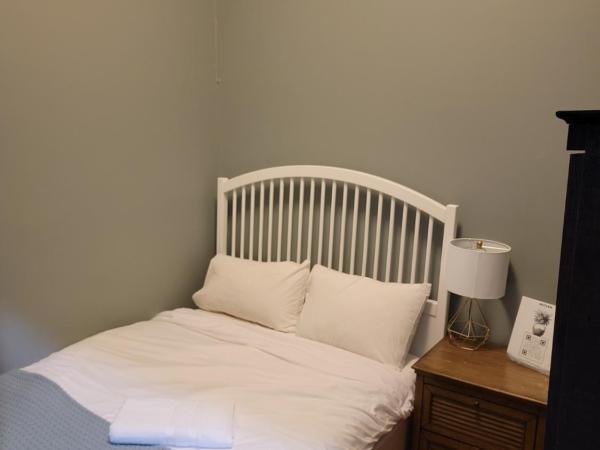 Lamartine Chelsea : photo 7 de la chambre chambre simple avec toilettes et douche communes