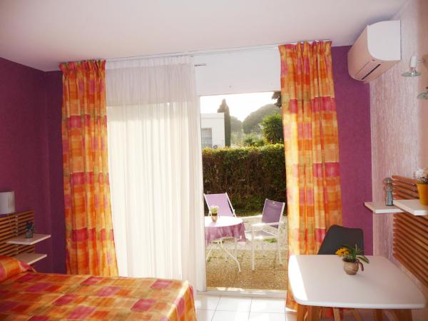 Hôtel les Eucalyptus : photo 2 de la chambre chambre double ou lits jumeaux avec terrasse