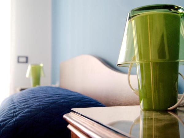 B&B Bibliotechina : photo 4 de la chambre chambre double ou lits jumeaux avec balcon et salle de bains privative séparée