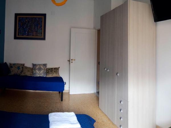 B&B Bibliotechina : photo 2 de la chambre chambre double ou lits jumeaux avec balcon et salle de bains privative séparée