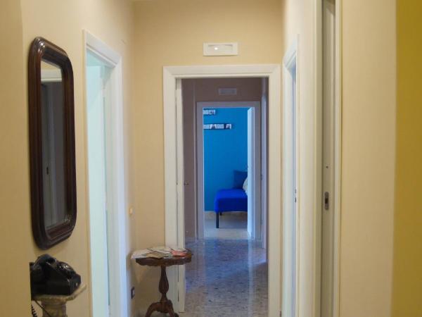 B&B Bibliotechina : photo 5 de la chambre chambre double ou lits jumeaux avec balcon et salle de bains privative séparée