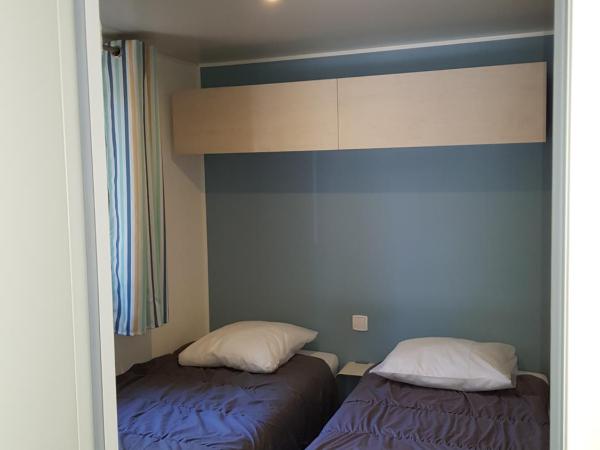 Camping La Pinède : photo 5 de la chambre chalet revellata