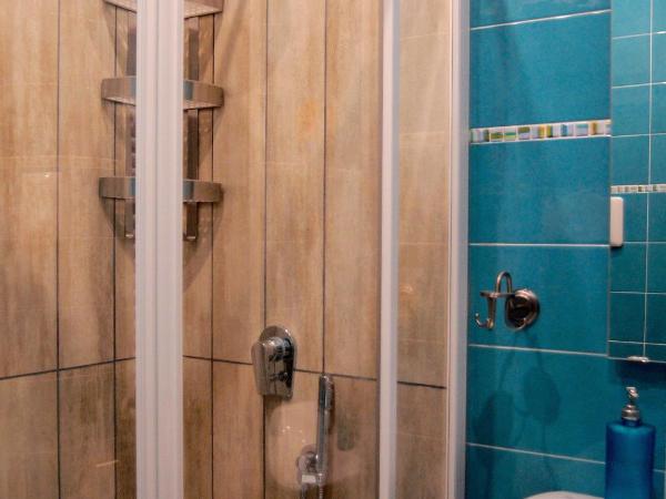 B&B Bibliotechina : photo 7 de la chambre chambre double ou lits jumeaux avec balcon et salle de bains privative séparée