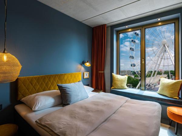 gambino hotel WERKSVIERTEL : photo 1 de la chambre chambre lit queen-size - vue sur grande roue