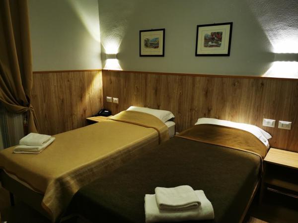 New Alexander Hotel : photo 3 de la chambre chambre triple