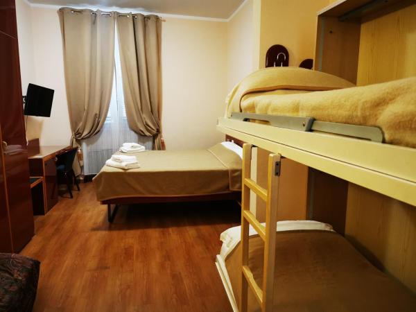 New Alexander Hotel : photo 3 de la chambre chambre quadruple