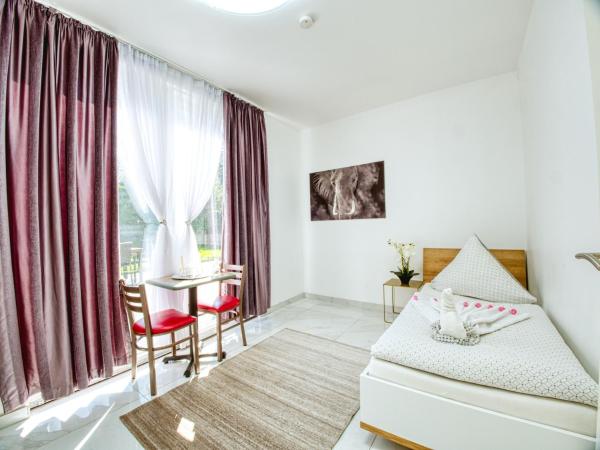 Pension Amanda : photo 3 de la chambre chambre simple avec salle de bains