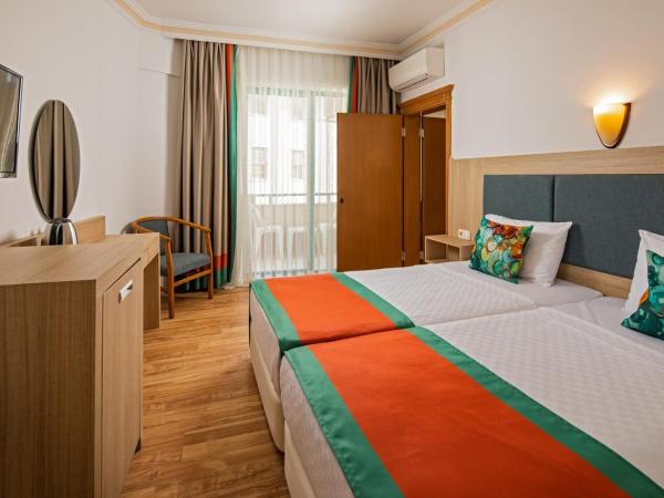 Club Mirabell Hotel All İnclusive : photo 5 de la chambre chambre familiale - vue sur jardin