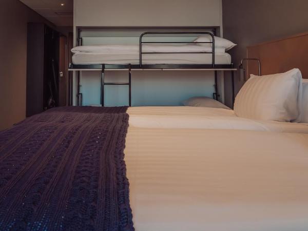 Quality Hotel The Weaver : photo 1 de la chambre chambre familiale