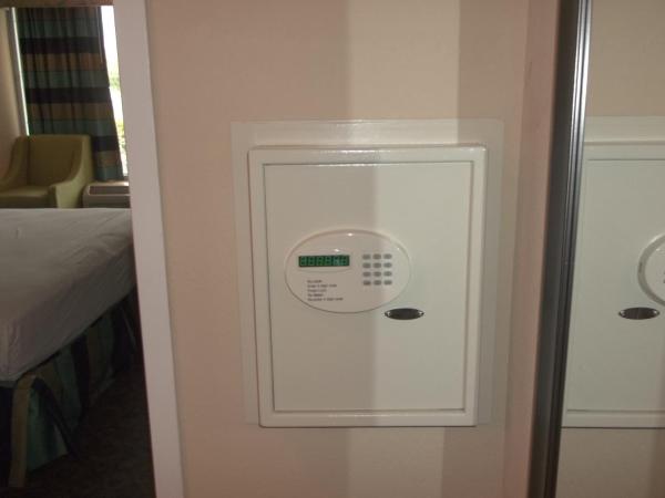 Days Inn by Wyndham Fort Lauderdale Airport Cruise Port : photo 3 de la chambre chambre lit king-size de luxe - accessible aux personnes à mobilité réduite/non-fumeurs